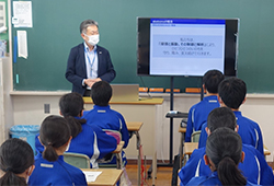 Elementary school students visiting Ai-City