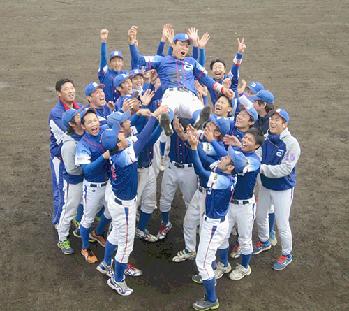 決勝戦後に引退選手を胴上げする曙ブレーキ工業野球部員